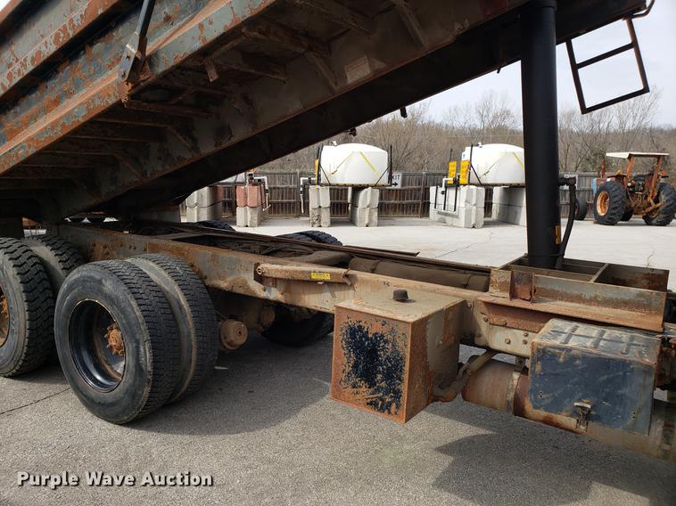 image for item DD4043 1994 Ford F900 dump truck