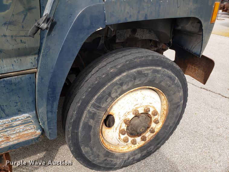 image for item DD4043 1994 Ford F900 dump truck