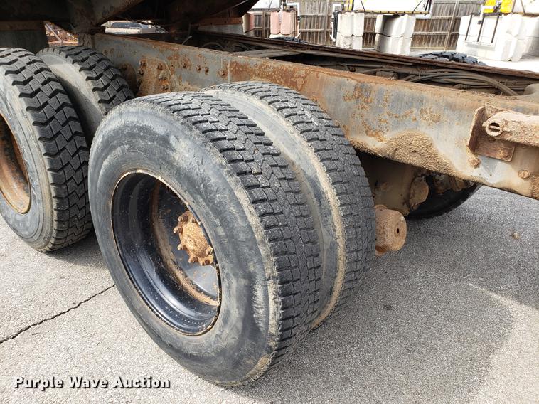 image for item DD4043 1994 Ford F900 dump truck