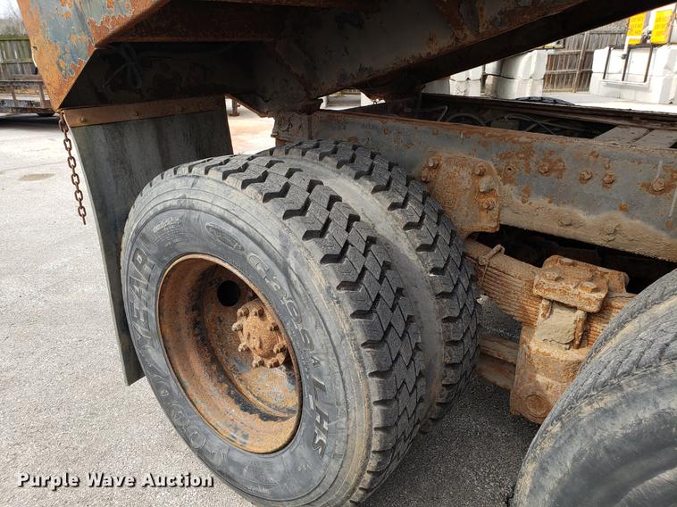 image for item DD4043 1994 Ford F900 dump truck