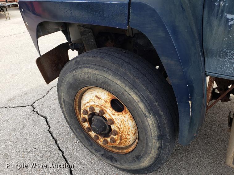 image for item DD4043 1994 Ford F900 dump truck