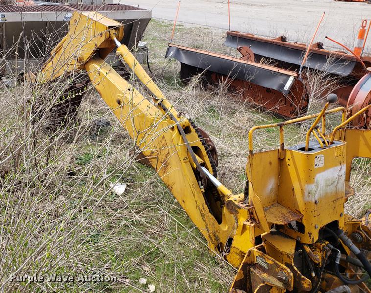 image for item DD4060 John Deere backhoe attachment