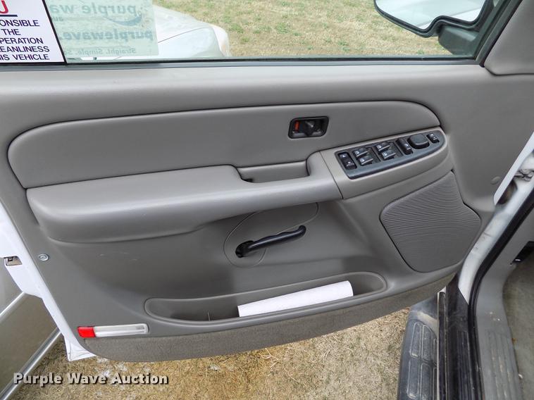 image for item DE1158 2005 Chevrolet Suburban 1500 SUV