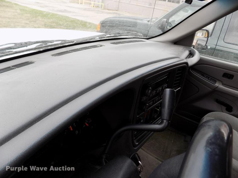 image for item DE1158 2005 Chevrolet Suburban 1500 SUV