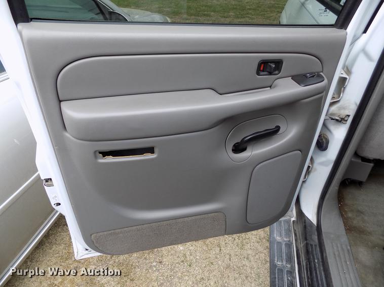 image for item DE1158 2005 Chevrolet Suburban 1500 SUV