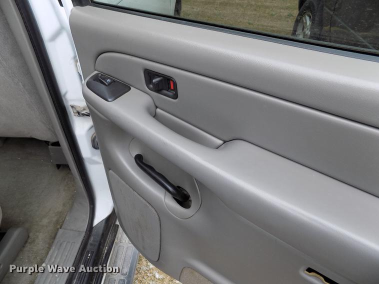 image for item DE1158 2005 Chevrolet Suburban 1500 SUV