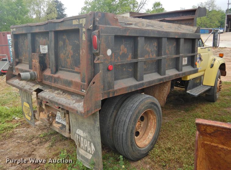 image for item DF2549 1998 Ford F700 dump truck
