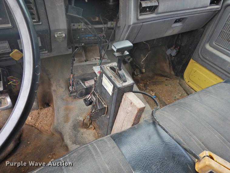 image for item DF2549 1998 Ford F700 dump truck