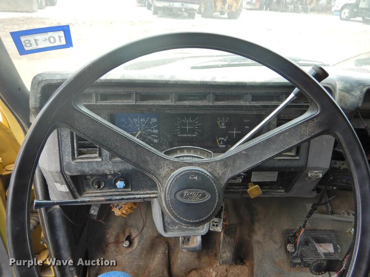 image for item DF2549 1998 Ford F700 dump truck