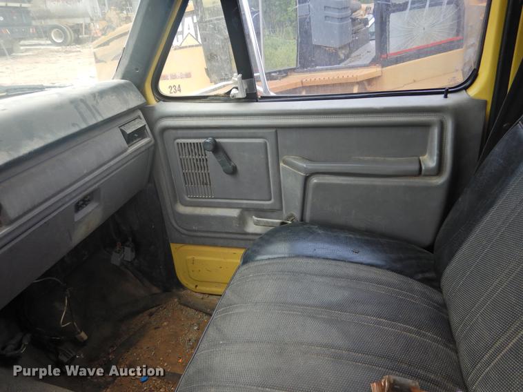 image for item DF2549 1998 Ford F700 dump truck