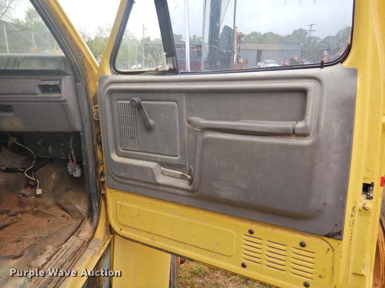 image for item DF2549 1998 Ford F700 dump truck