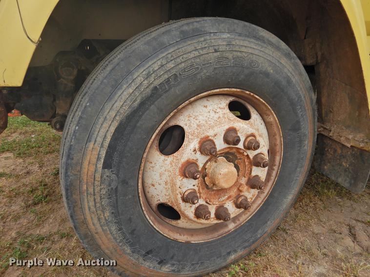 image for item DF2549 1998 Ford F700 dump truck