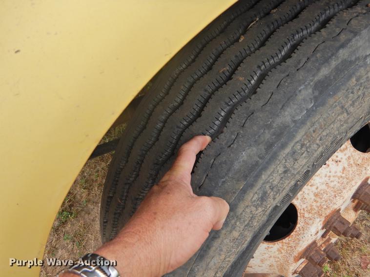 image for item DF2549 1998 Ford F700 dump truck