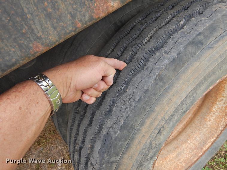 image for item DF2549 1998 Ford F700 dump truck