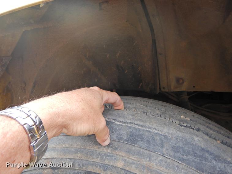 image for item DF2549 1998 Ford F700 dump truck