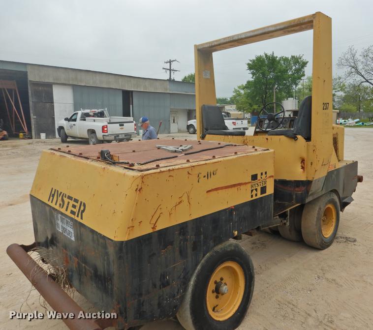 image for item DF2555 1990 Hyster C530A pneumatic roller