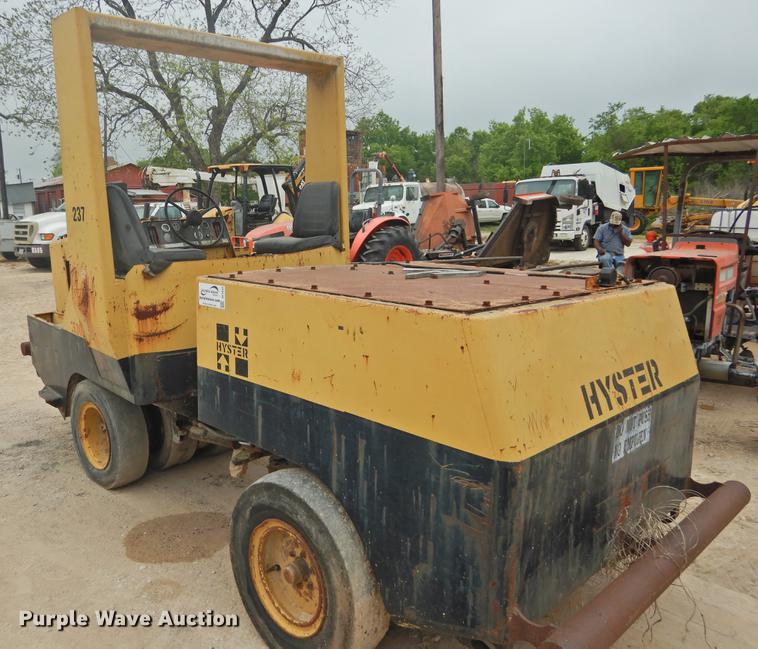 image for item DF2555 1990 Hyster C530A pneumatic roller