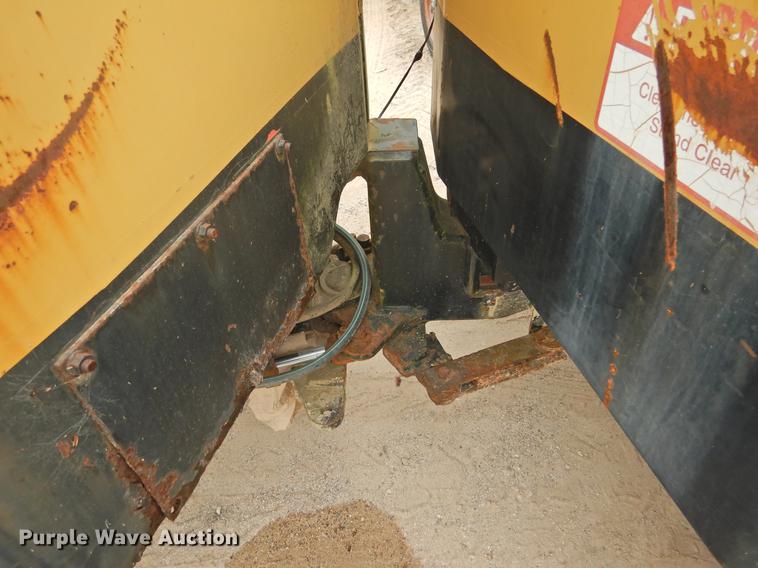 image for item DF2555 1990 Hyster C530A pneumatic roller