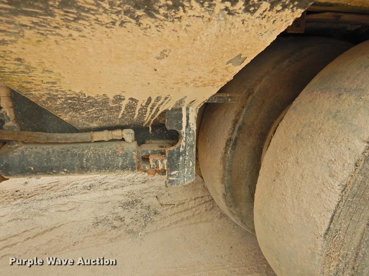 image for item DF2555 1990 Hyster C530A pneumatic roller