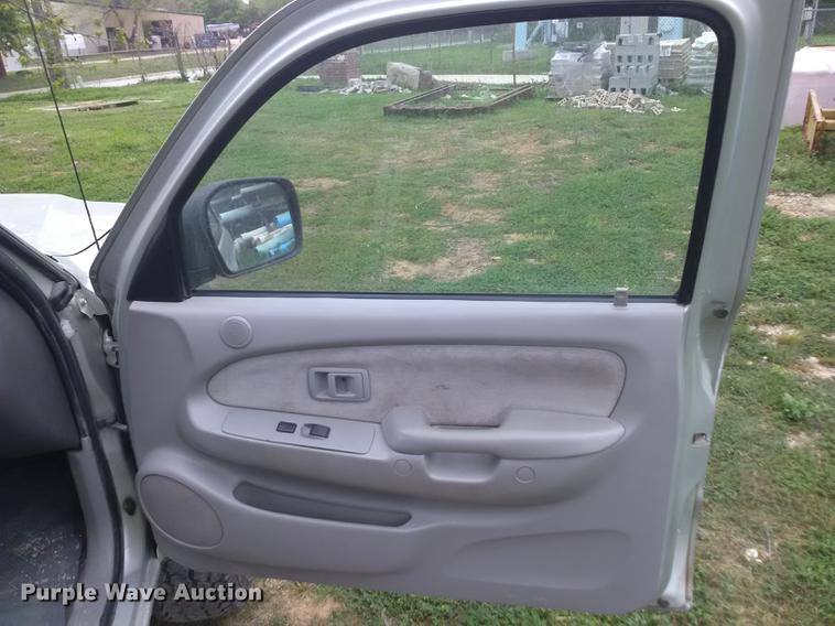 image for item DF2557 2002 Toyota Tacoma Double Cab pickup truck