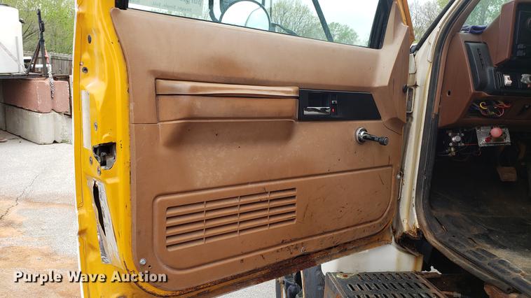 image for item DF3452 1991 Chevrolet Kodiak C6500 dump truck