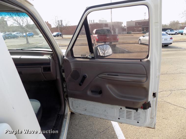 image for item DF4424 1997 Ford F250 pickup truck