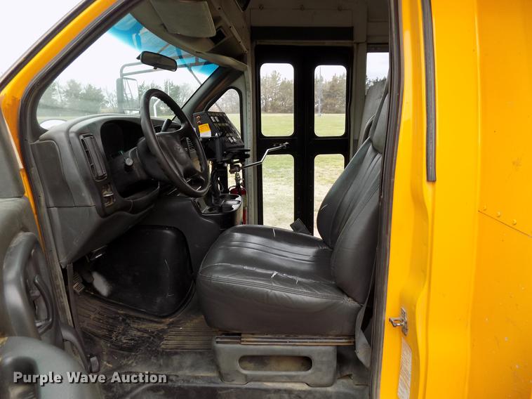 image for item DF4430 2002 Chevrolet Express G3500 school bus