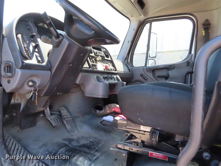 image for item DF7789 2011 Freightliner Business Class M2 refuse truck