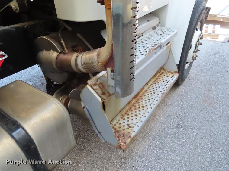 image for item DF7789 2011 Freightliner Business Class M2 refuse truck