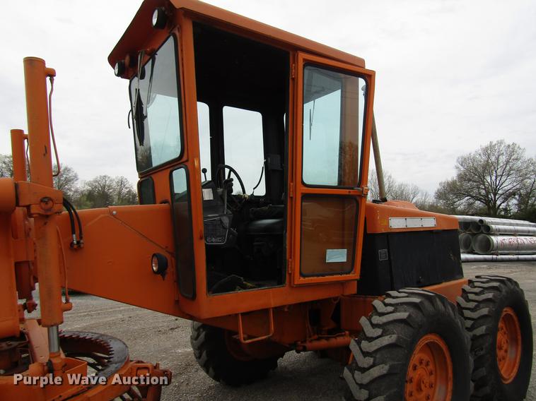 image for item DF7951 1977 John Deere 570A motor grader