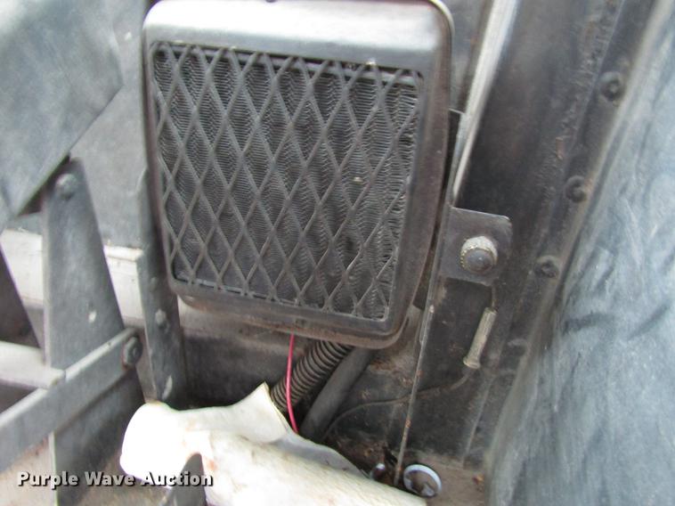 image for item DF7951 1977 John Deere 570A motor grader