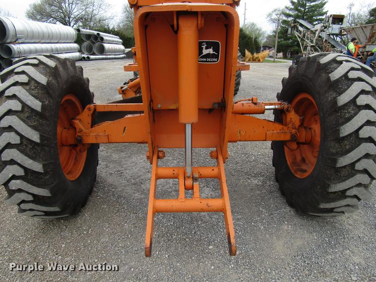image for item DF7951 1977 John Deere 570A motor grader