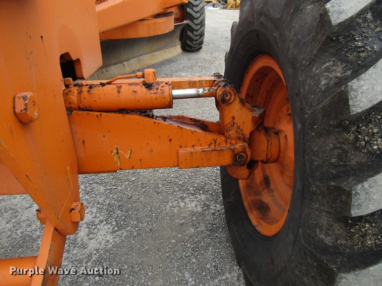 image for item DF7951 1977 John Deere 570A motor grader