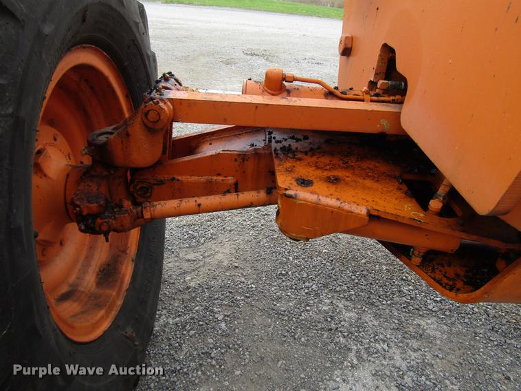 image for item DF7951 1977 John Deere 570A motor grader