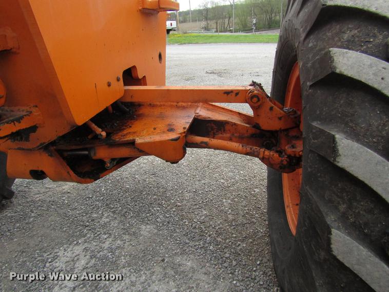 image for item DF7951 1977 John Deere 570A motor grader