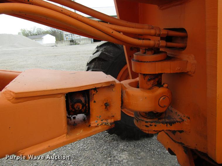 image for item DF7951 1977 John Deere 570A motor grader