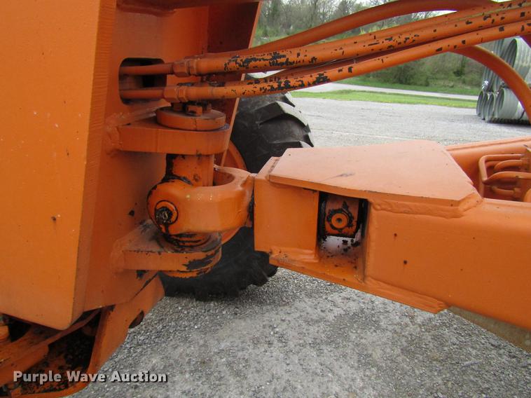 image for item DF7951 1977 John Deere 570A motor grader