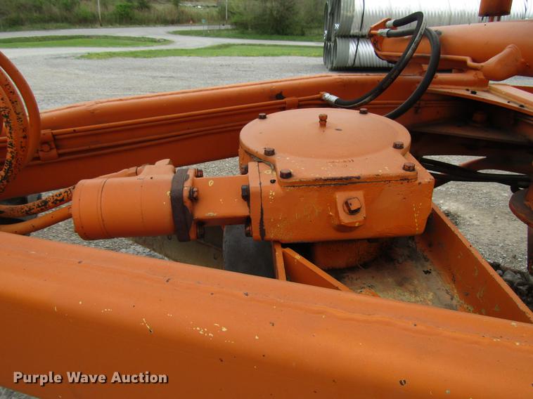 image for item DF7951 1977 John Deere 570A motor grader