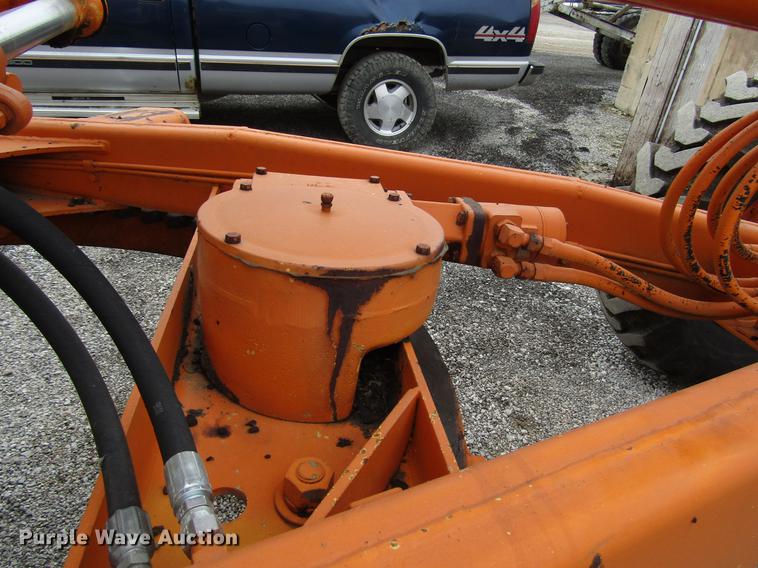 image for item DF7951 1977 John Deere 570A motor grader