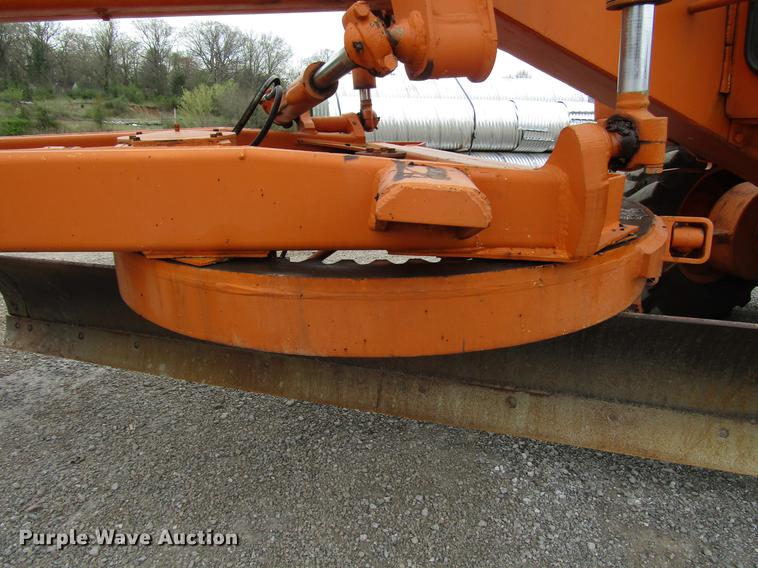 image for item DF7951 1977 John Deere 570A motor grader