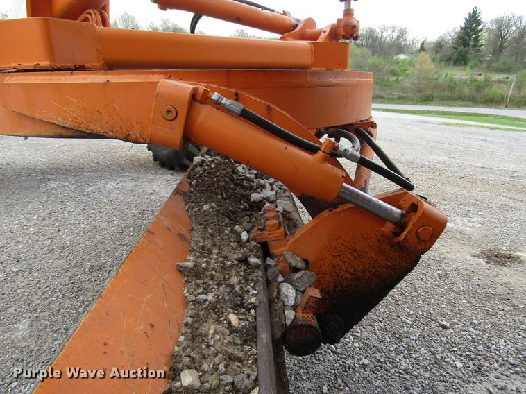 image for item DF7951 1977 John Deere 570A motor grader