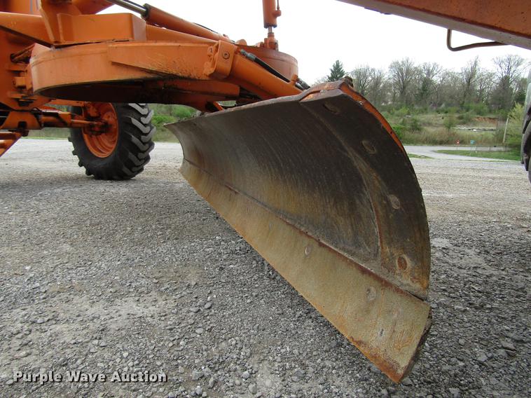 image for item DF7951 1977 John Deere 570A motor grader