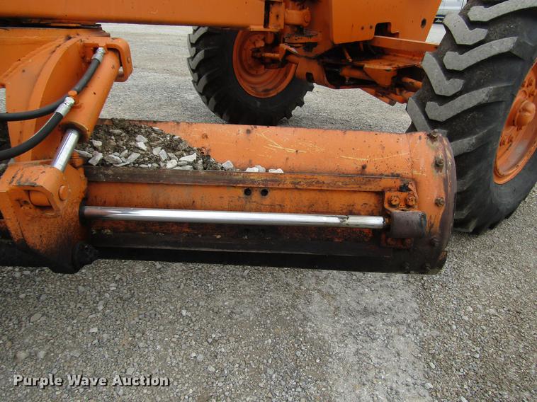 image for item DF7951 1977 John Deere 570A motor grader