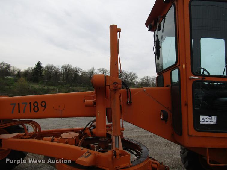 image for item DF7951 1977 John Deere 570A motor grader