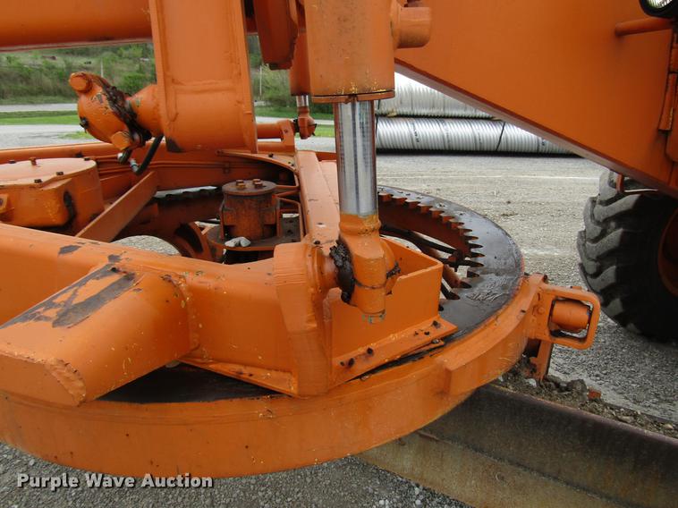 image for item DF7951 1977 John Deere 570A motor grader