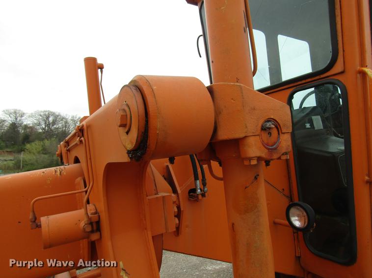 image for item DF7951 1977 John Deere 570A motor grader