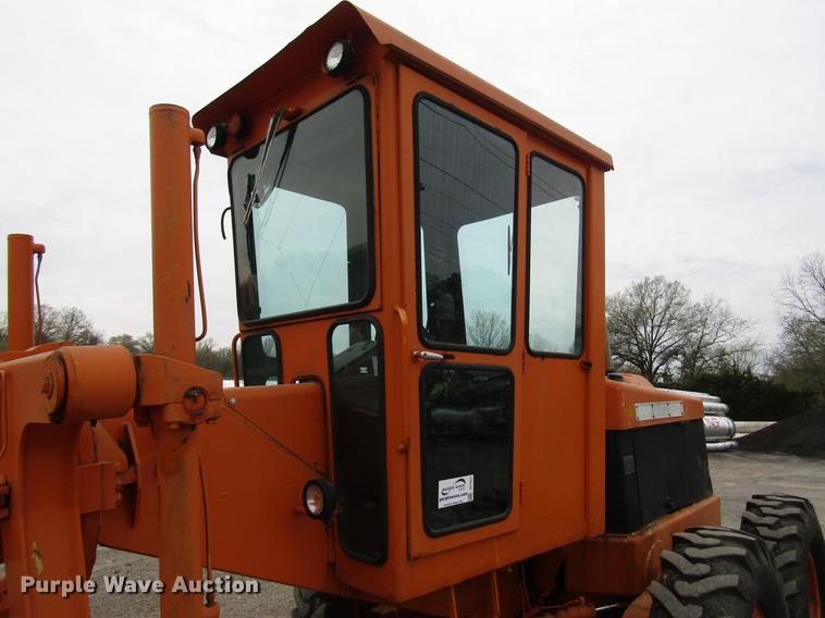 image for item DF7951 1977 John Deere 570A motor grader