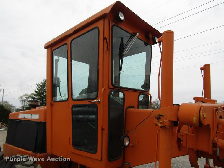 image for item DF7951 1977 John Deere 570A motor grader