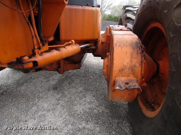 image for item DF7951 1977 John Deere 570A motor grader