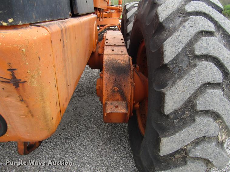 image for item DF7951 1977 John Deere 570A motor grader